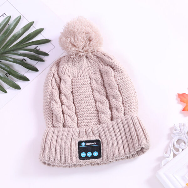 handsfree Bluetooth knitted pom hat for smartphone