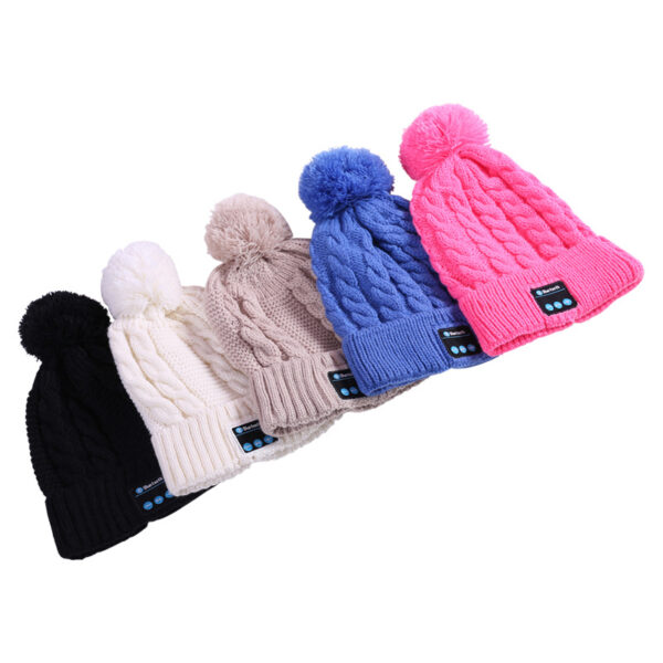 handsfree Bluetooth knitted pom hat for smartphone