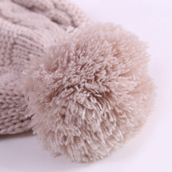 handsfree Bluetooth knitted pom hat for smartphone