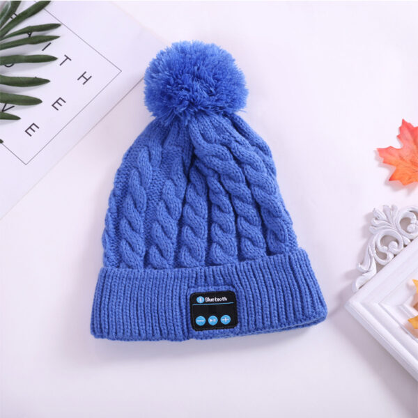 handsfree Bluetooth knitted pom hat for smartphone