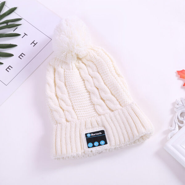 handsfree Bluetooth knitted pom hat for smartphone